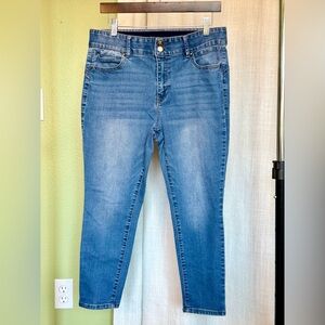 🌸D. JEANS pre-owned women’s jeans. Size 14P. WPANTS22.